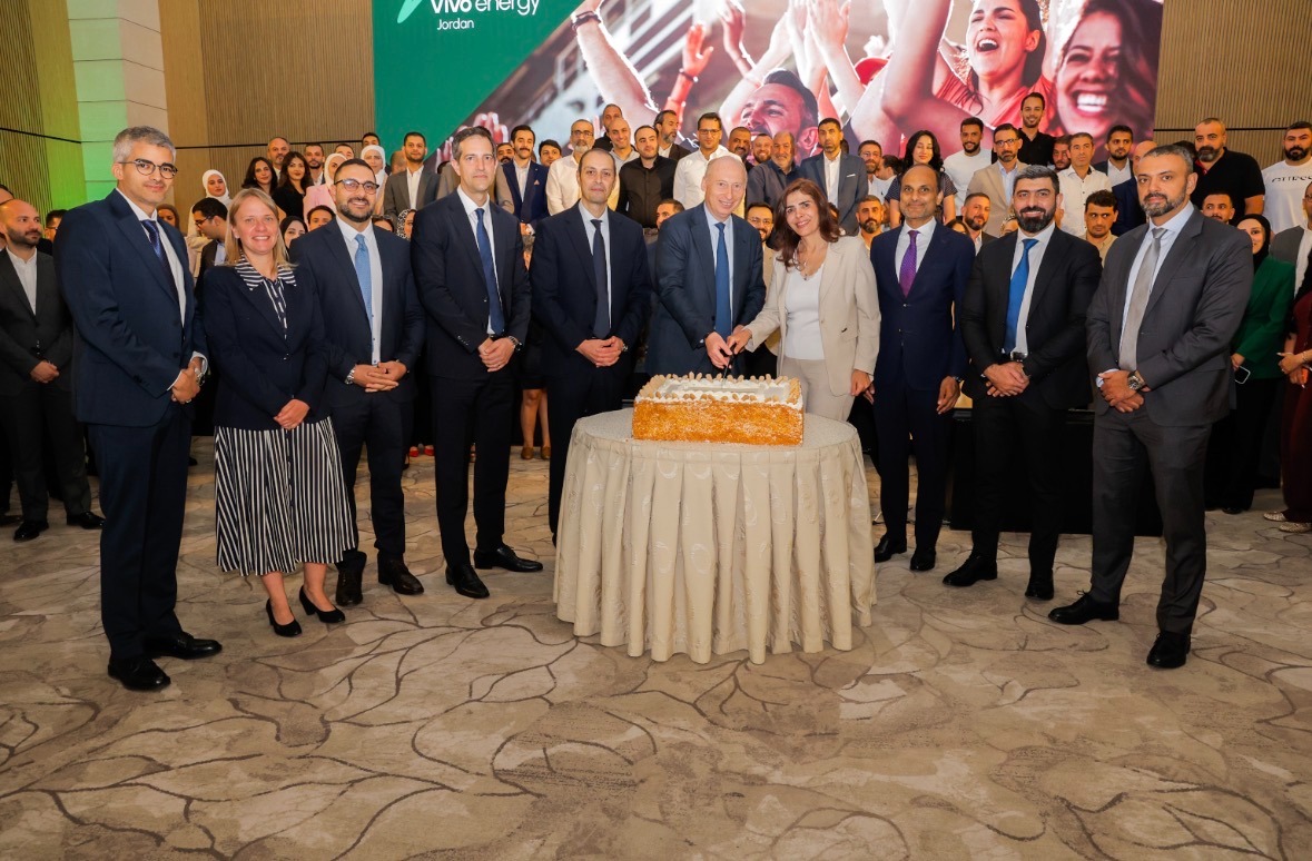 Members of Vivo Energy Group and Vivo Energy Jordan leadership cut the celebratory cake