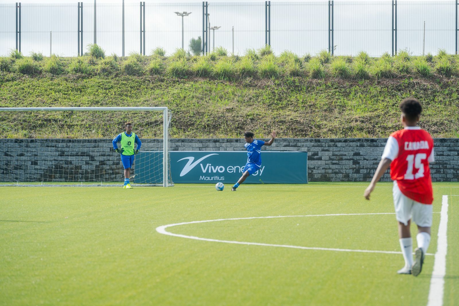 Des jeunes jouent au foot